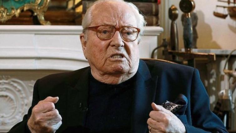 Francia: Jean Marie Le Pen vuelve a provocar, ahora con sus memorias