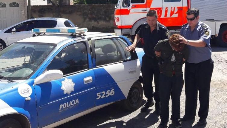 Quemó con agua caliente a su hijastra por hacerse pis
