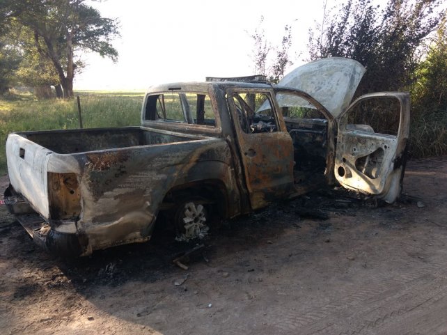 Balean y roban la camioneta a dos policías