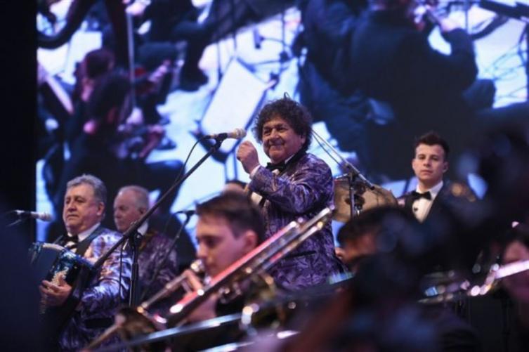 Los Palmeras y la Filarmónica de Santa Fe hicieron bailar al Obelisco 