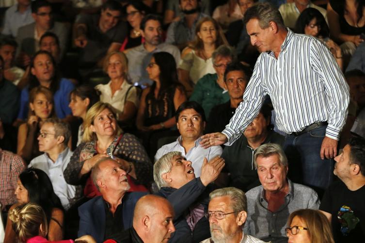 Sectores del PJ se mostraron con Moyano y le apuntan a Macri