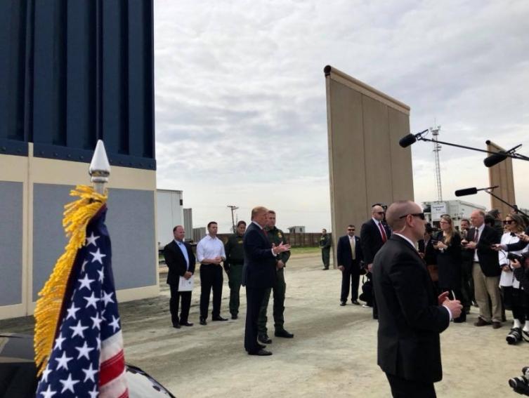 Trump inspeccionó modelos de muro para la frontera con México