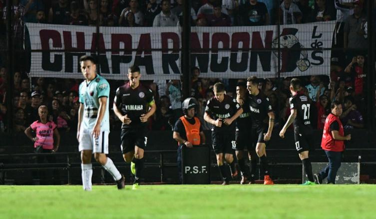 Lanús aprovechó todos los errores de Colón y se llevó un triunfo de Santa Fe