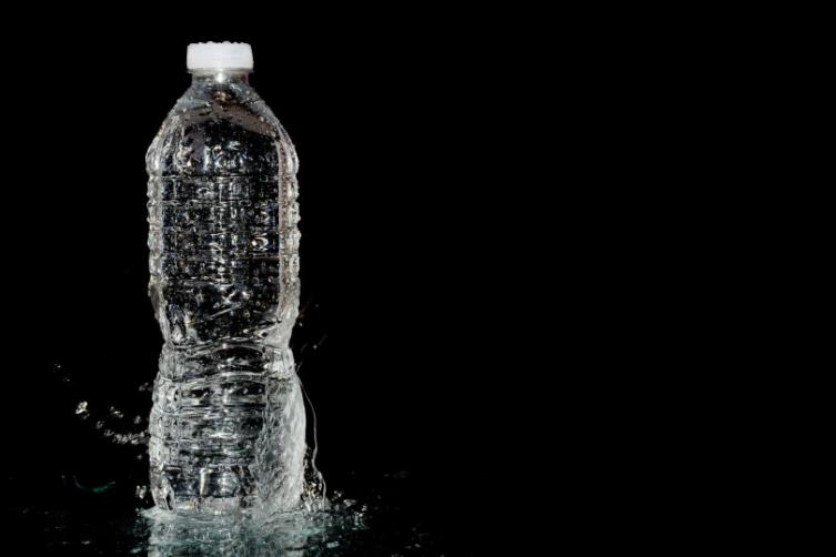 Revelan que el agua embotellada está repleta de nanopartículas de plástico