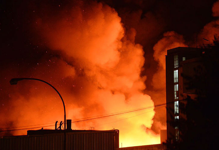 Un gigantesco incendio devastó la fábrica textil más grande de La Plata