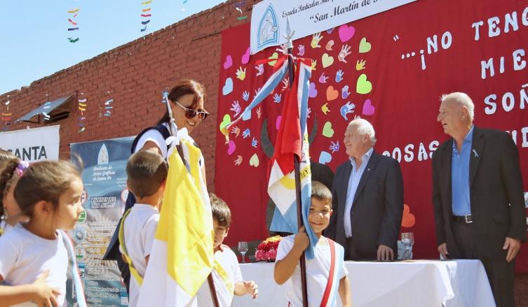 Lifschitz entregó un aporte a la escuela San Martín de Porres  