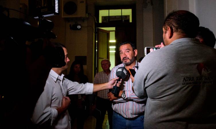 Continúa el paro de municipales