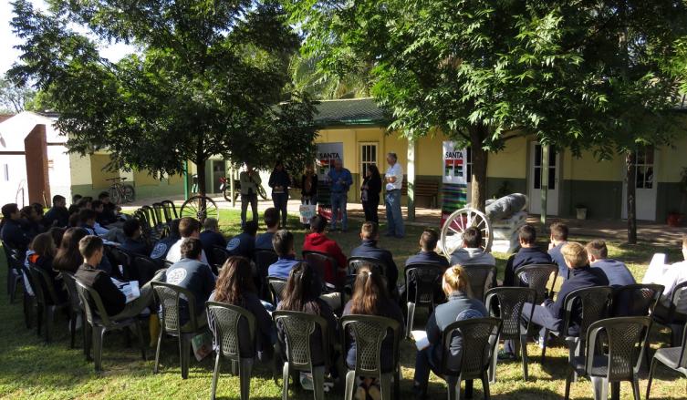 Se entregó insumos para dos viveros de Esperanza 