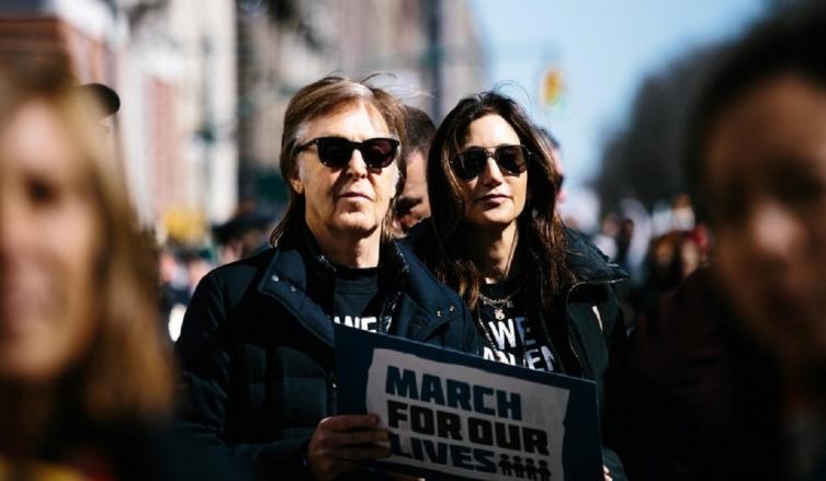 Paul McCartney marchó para reclamar el control de armas y recordó el crimen de John Lennon 