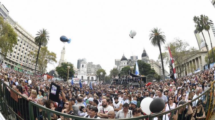 Buenos Aires: Una multitud reclamó memoria a 42 años del último golpe militar