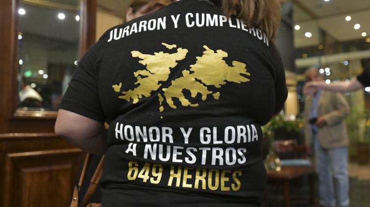 Familiares de héroes de Malvinas viajan para homenajearlos 