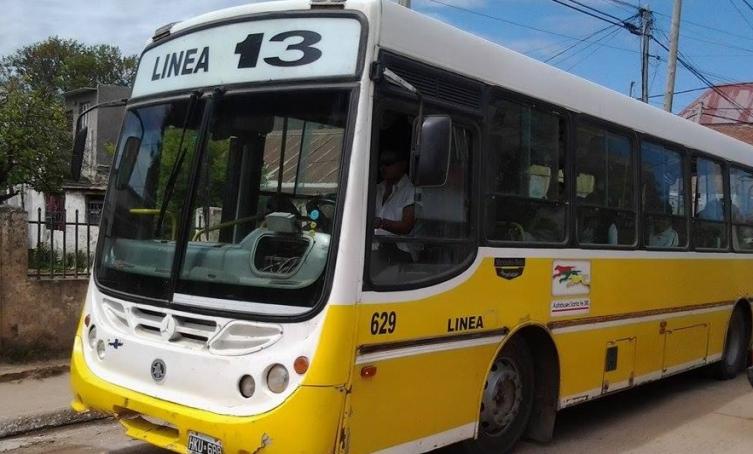 Un colectivo chocó a dos nenes