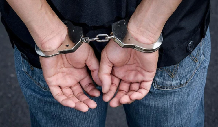 Arrestan a menor que dijo querer ser próximo tirador de un colegio en Florida
