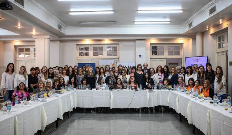 Debatió sobre el mundo laboral e institucional de las mujeres 