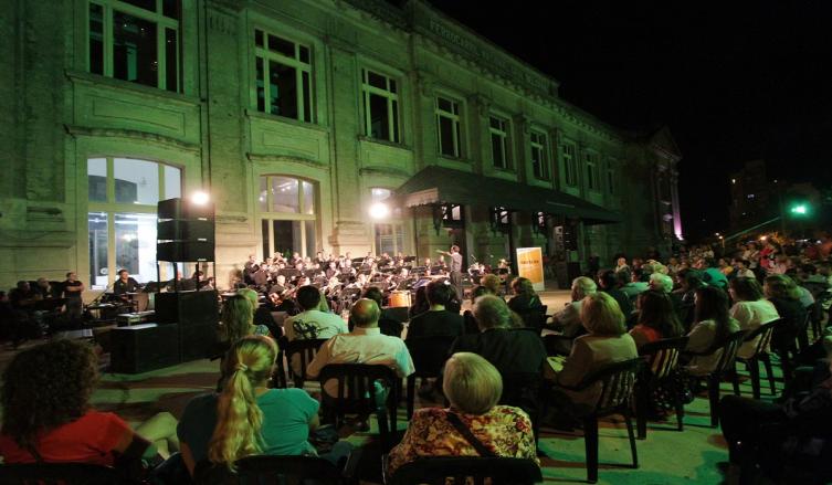 Comienza con “Cantando a la luz de la luna” 