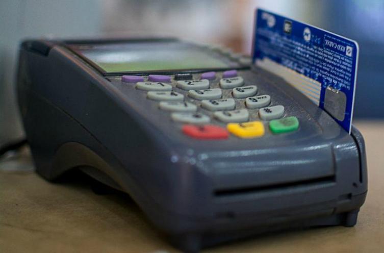 Todos los comercios deberán aceptar pago con débito