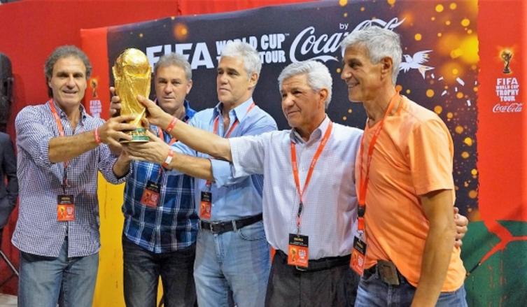 La emoción del contacto con la Copa del Mundo en Rosario