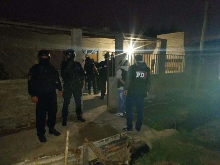 Detienen a tres personas y secuestran armas