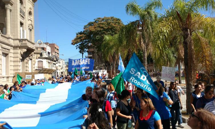 Docentes y empleados municipales se movilizaron