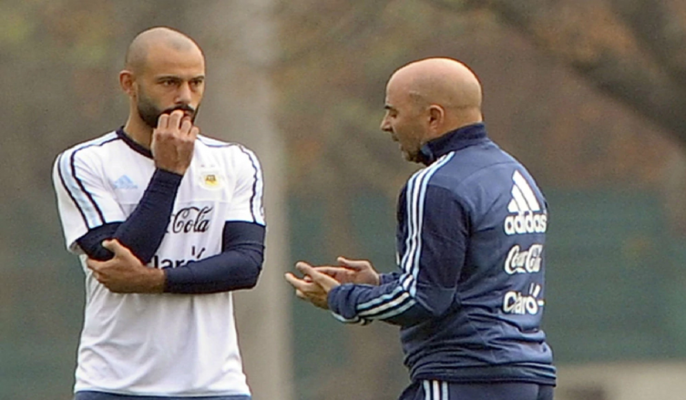 Qué dice Sampaoli sobre la chance de dejar afuera de la lista a Mascherano