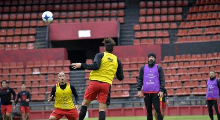 Colón se enfrenta a Vélez con dos cambios