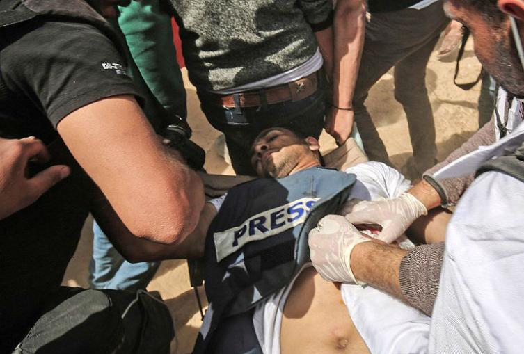 Muere un periodista palestino baleado por el ejército israelí en Gaza