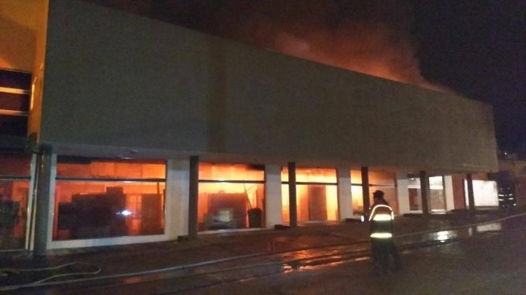 El fuego devoró un hipermercado de construcción en Carlos Paz