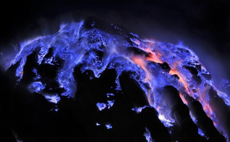 El misterio del volcán azul de Indonesia, ¿por qué es de este color?