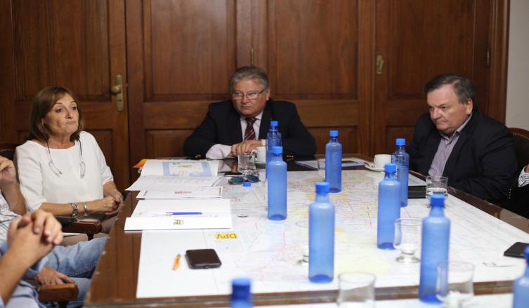 Con senadores, la ministra de producción y el secretario de lechería 