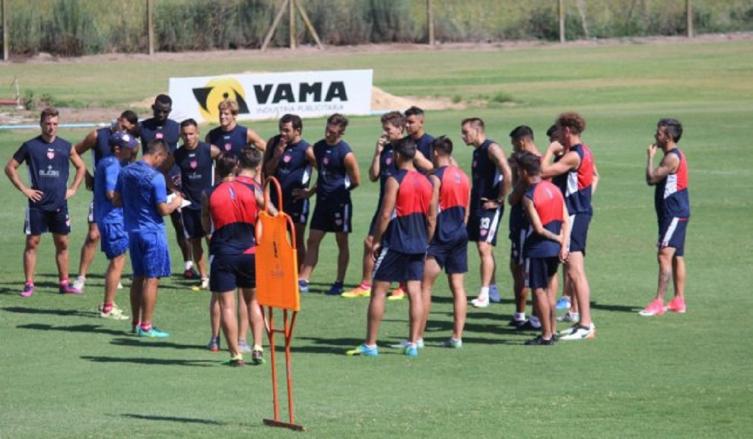 Madelón tiene dudas en la defensa para armar el equipo que enfrente a Tigre