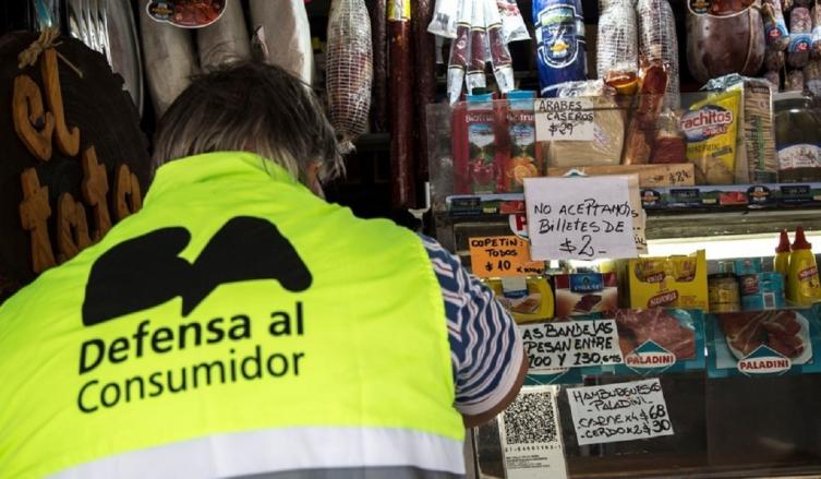 El billete de dos pesos ya casi no se acepta en comercios y el Gobierno sale a multarlos