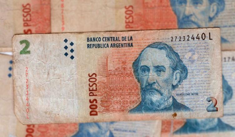 Extendieron al 31 de mayo el canje de billetes de 2 pesos en bancos