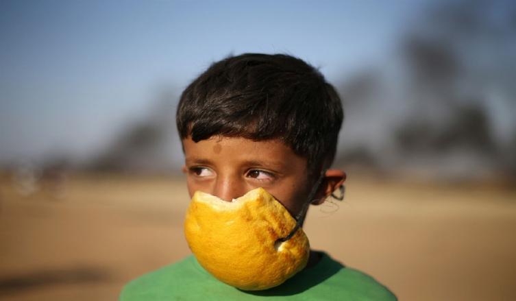 En Gaza, los palestinos se las ingenian con máscaras caseras para contrarrestar los gases