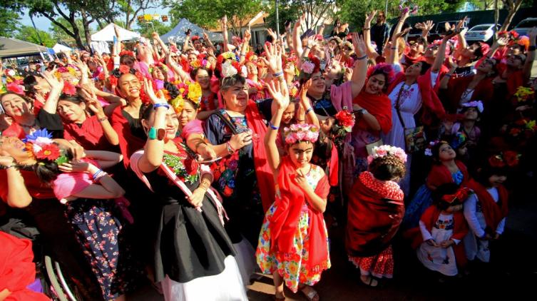EE.UU.: Buscan el primer récord mundial de personas vestidas como Frida