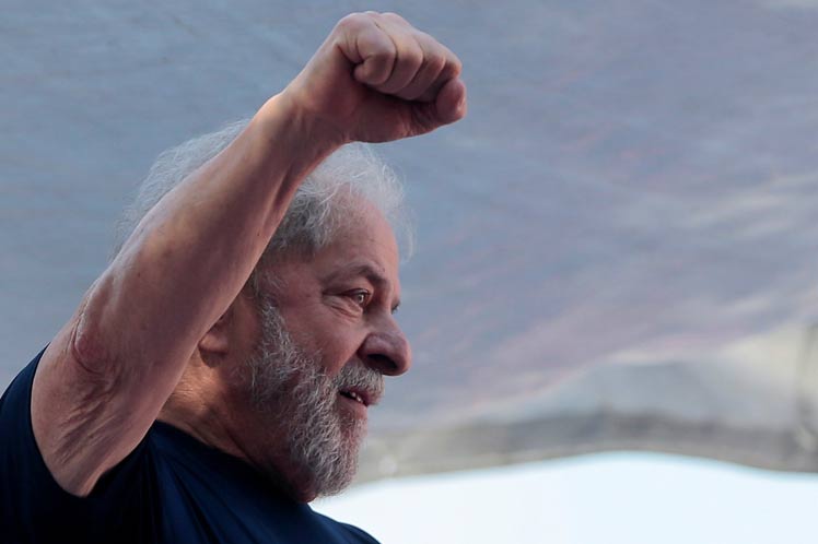 Pese a guardar prisión, Lula sigue al frente en intención de voto