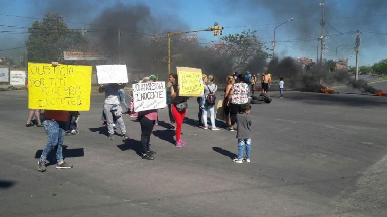 Vecinos cortan el ingreso Oeste de la ciudad