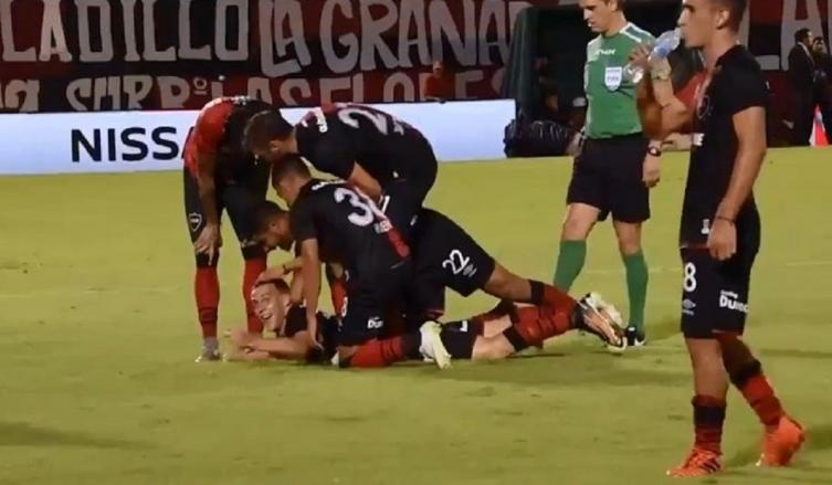 Las insólitas “pataditas” de Loustau a los jugadores de Newells