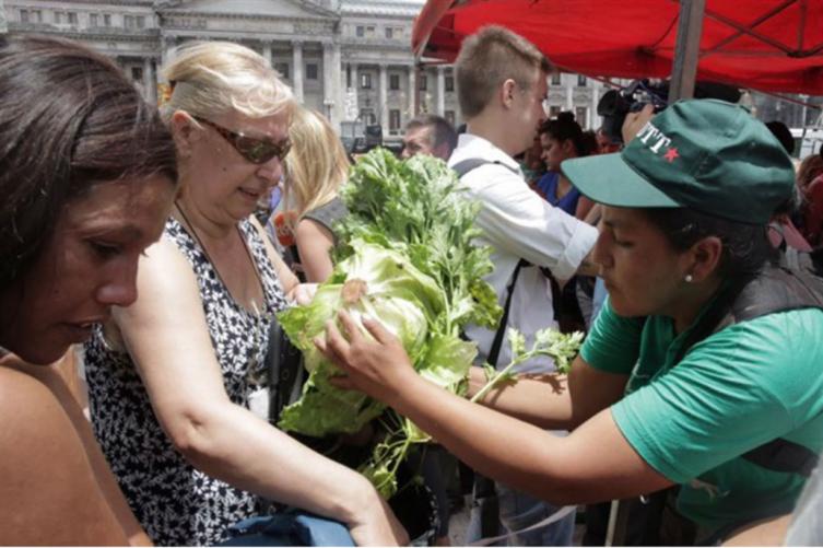Segundo día del verdurazo en Plaza Congreso