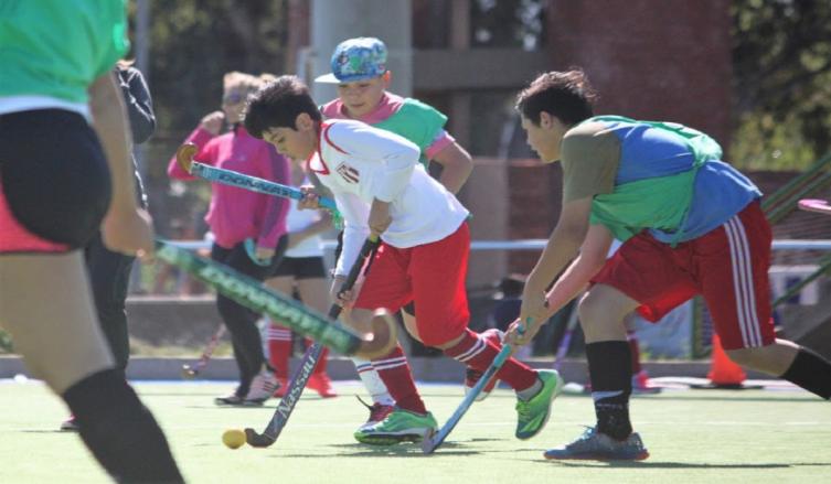 Se inscribe para cubrir los cargos del programa Jugamos al Hockey 