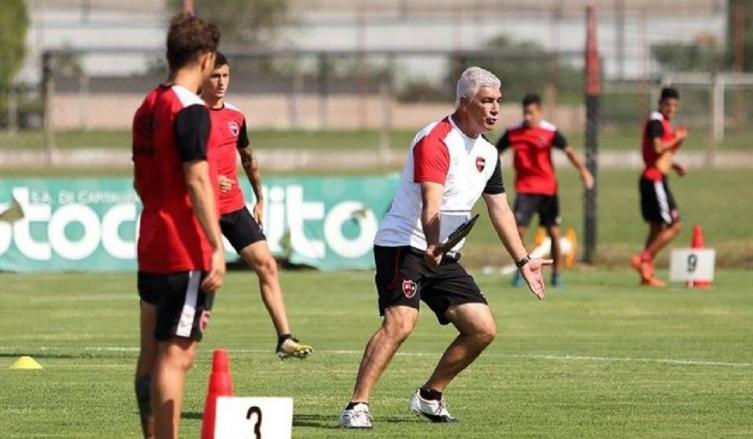 De Felippe va a la Bombonera con un único punta y cinco volantes
