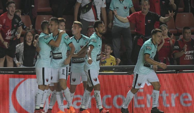 Colón, ganó, gustó, goleó y se metió en zona de Sudamericana