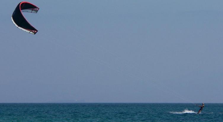 Un deportista murió practicando kitesurf en Córdoba