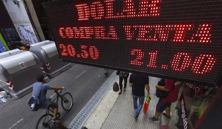 El BCRA subió fuerte la tasa y vendió u$s 1.382 M: el dólar cerró $ 20,90