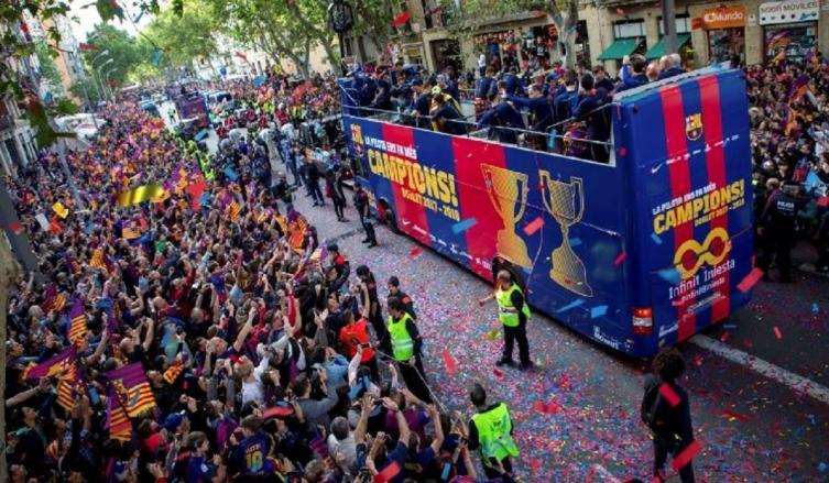El Barcelona paseó su doble corona por las calles de la ciudad