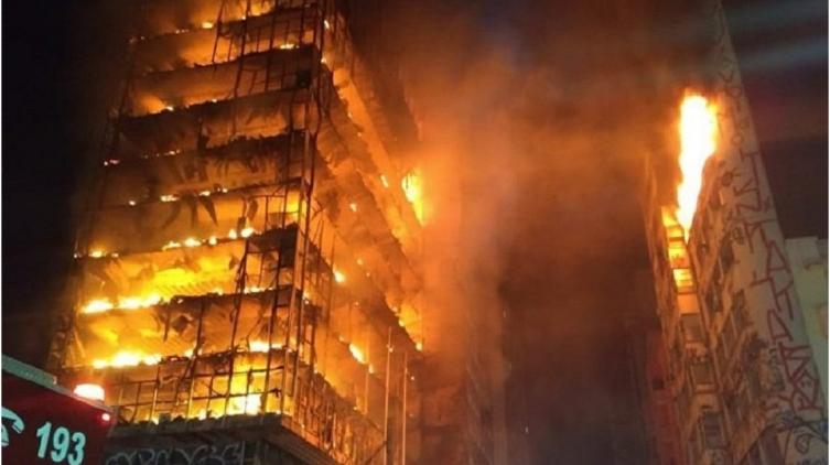 Derrumbe de un edificio de 20 pisos tras feroz incendio en Brasil