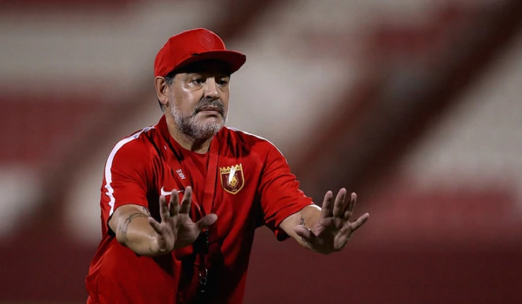 Dos clubes y una selección buscan a Diego Maradona como director técnico