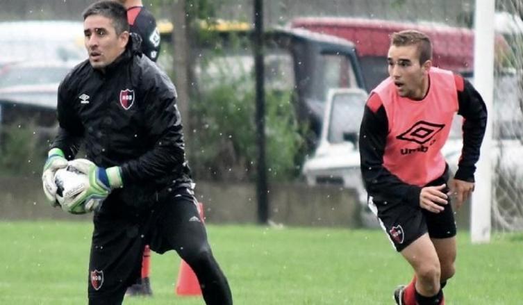 Newells trabajó en la cancha de césped sintético, a la espera del partido