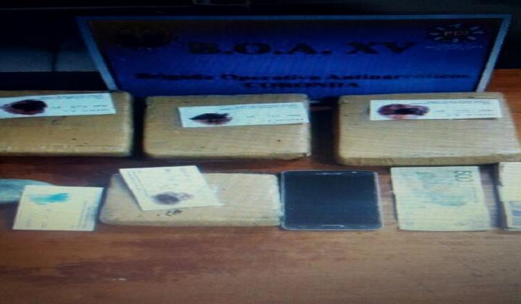 En el auto llevaban más de dos kilos de marihuana y un arma 