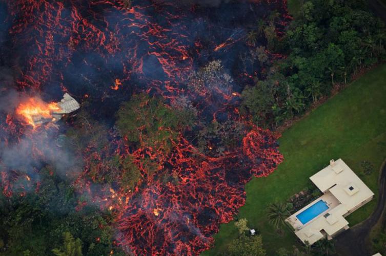 Hawaii: Un volcán entró en erupción y avanza destruyendo casas