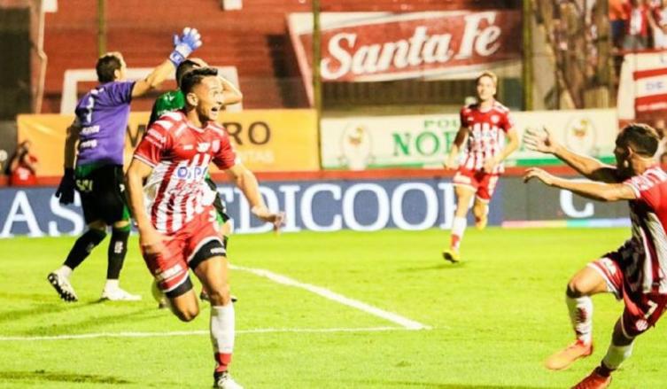 Unión firmó contrato con una de sus promesas en la delantera